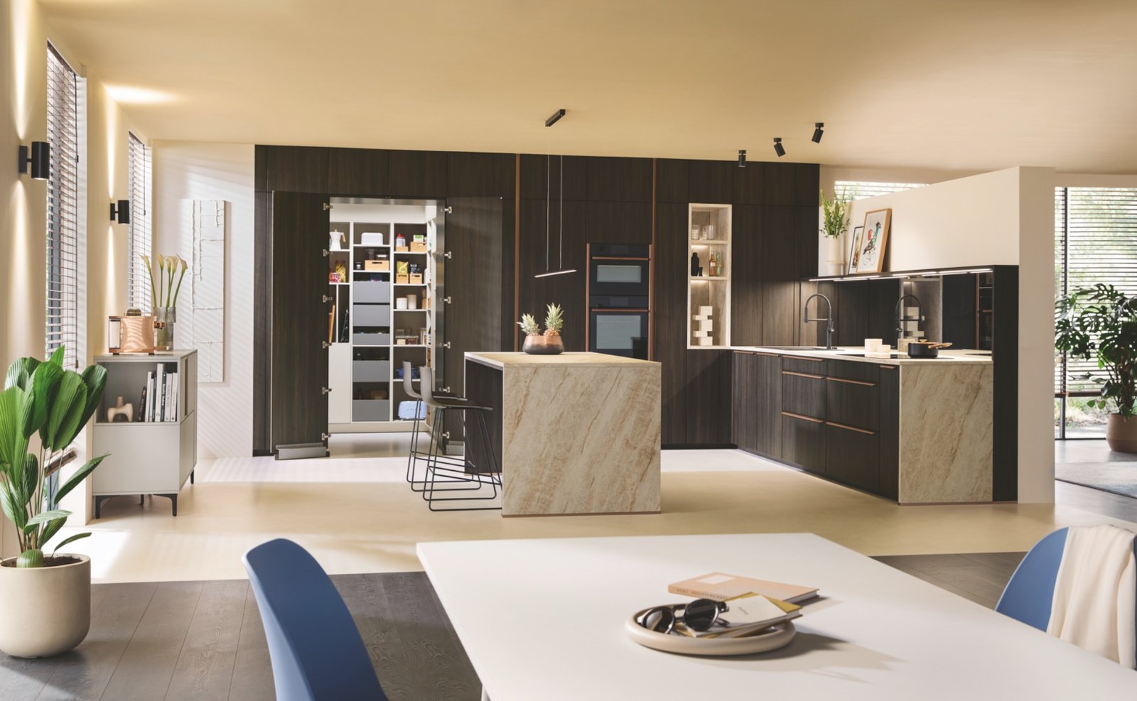 Cuisine contemporaine SCHÜLLER avec îlots et rangements intégrés