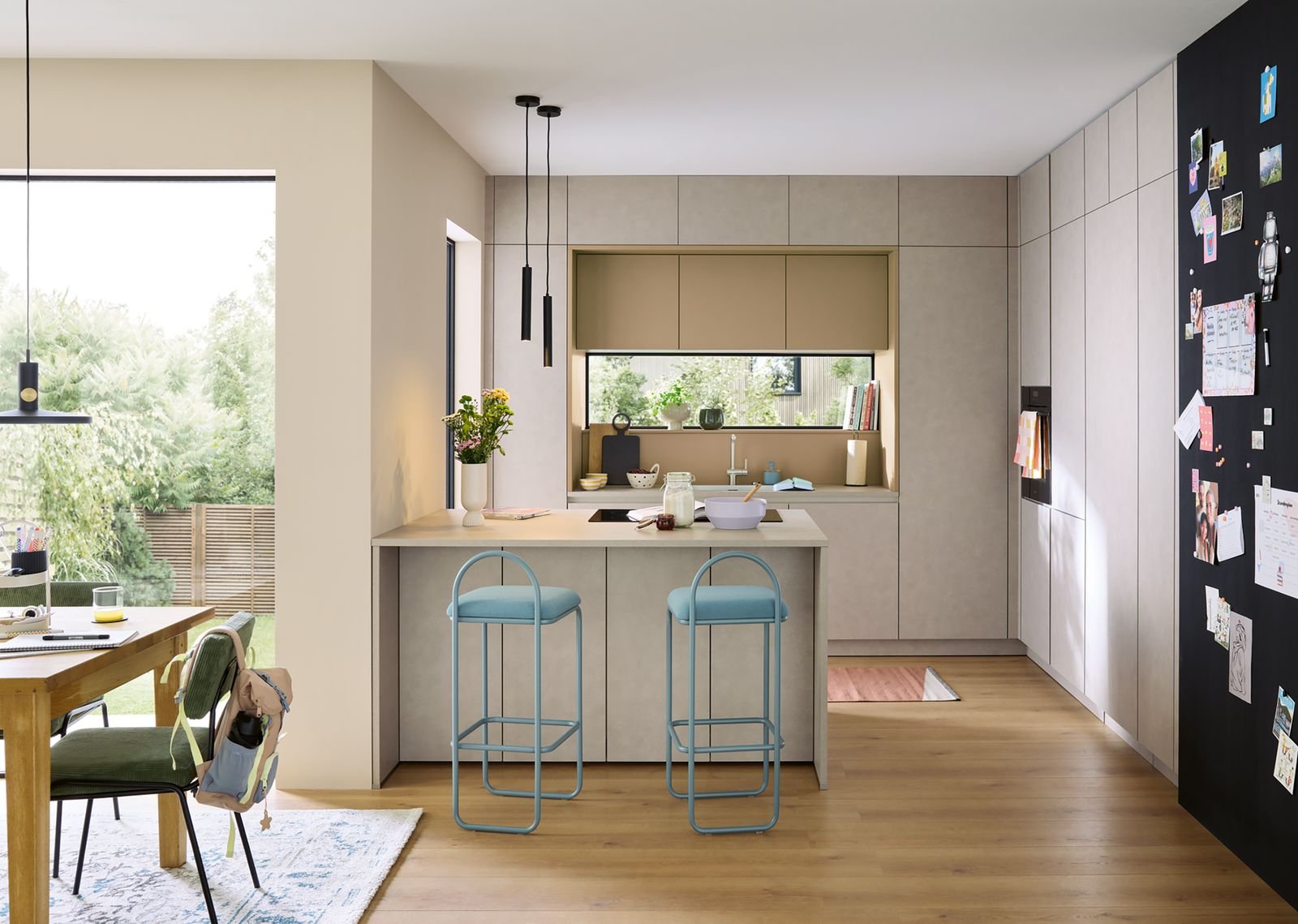 Cuisine SCHÜLLER Elba 2027 terra taupe, îlot bar et colonnes