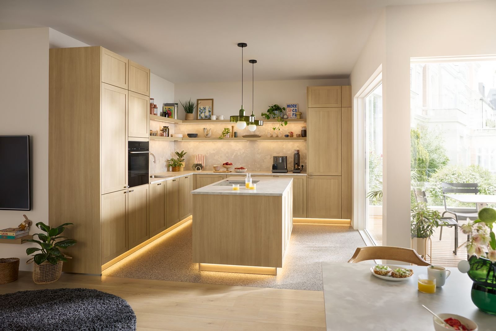 Cuisine SCHÜLLER Prato 2027 en chêne, îlot et étagères ouvertes