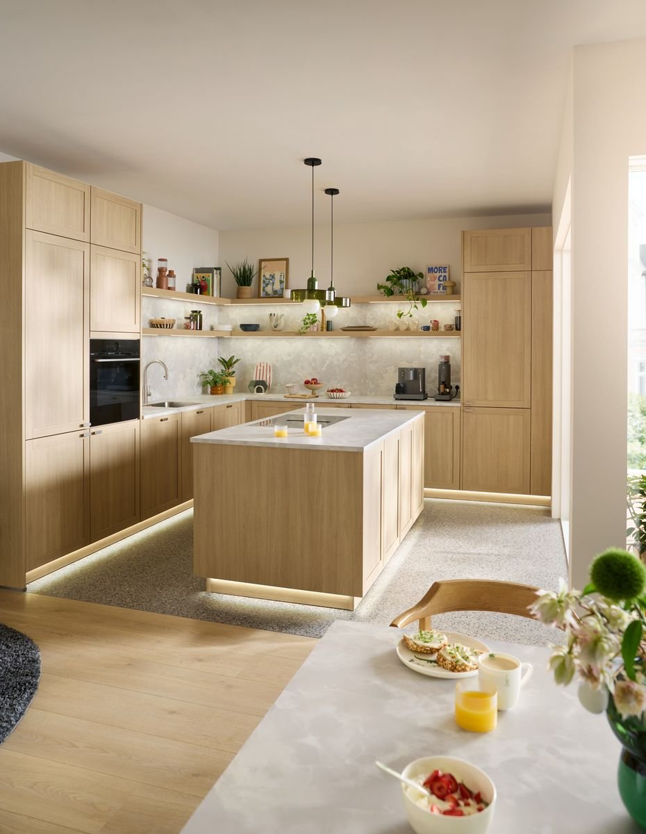 Cuisine SCHÜLLER Prato 2027, cuisine en L et îlot en chêne