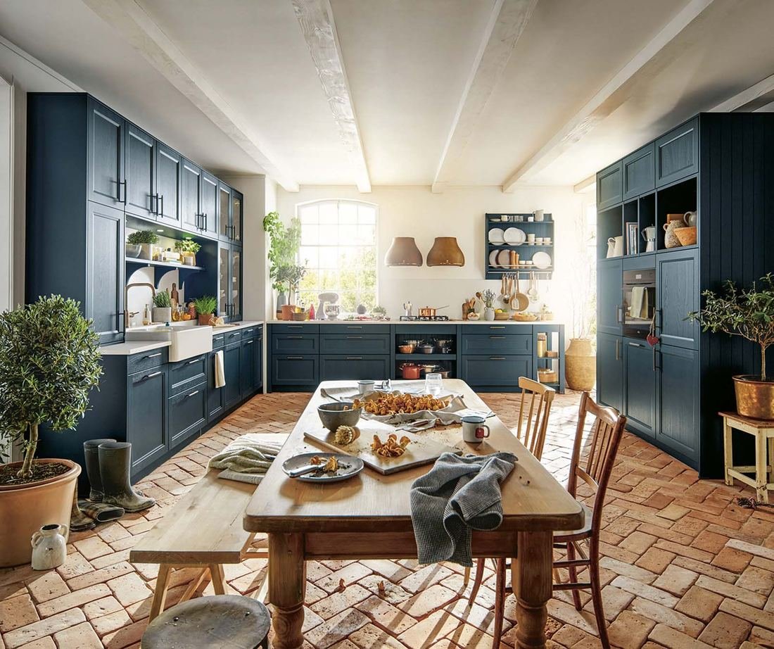Cuisine SCHÜLLER Finca bleu profond, grande cuisine familiale à moulures