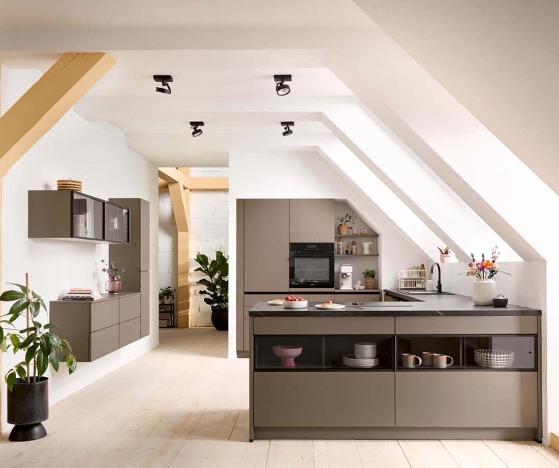 Cuisine SCHÜLLER Matera brun sépia, îlot et niches ouvertes sous combles