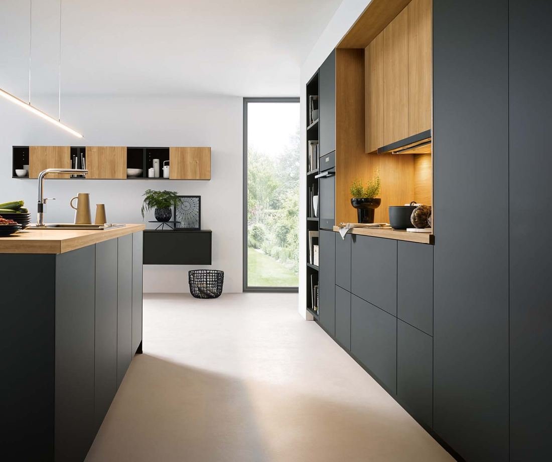 Cuisine SCHÜLLER Matera noir onyx et bois, îlot épuré et niches chêne