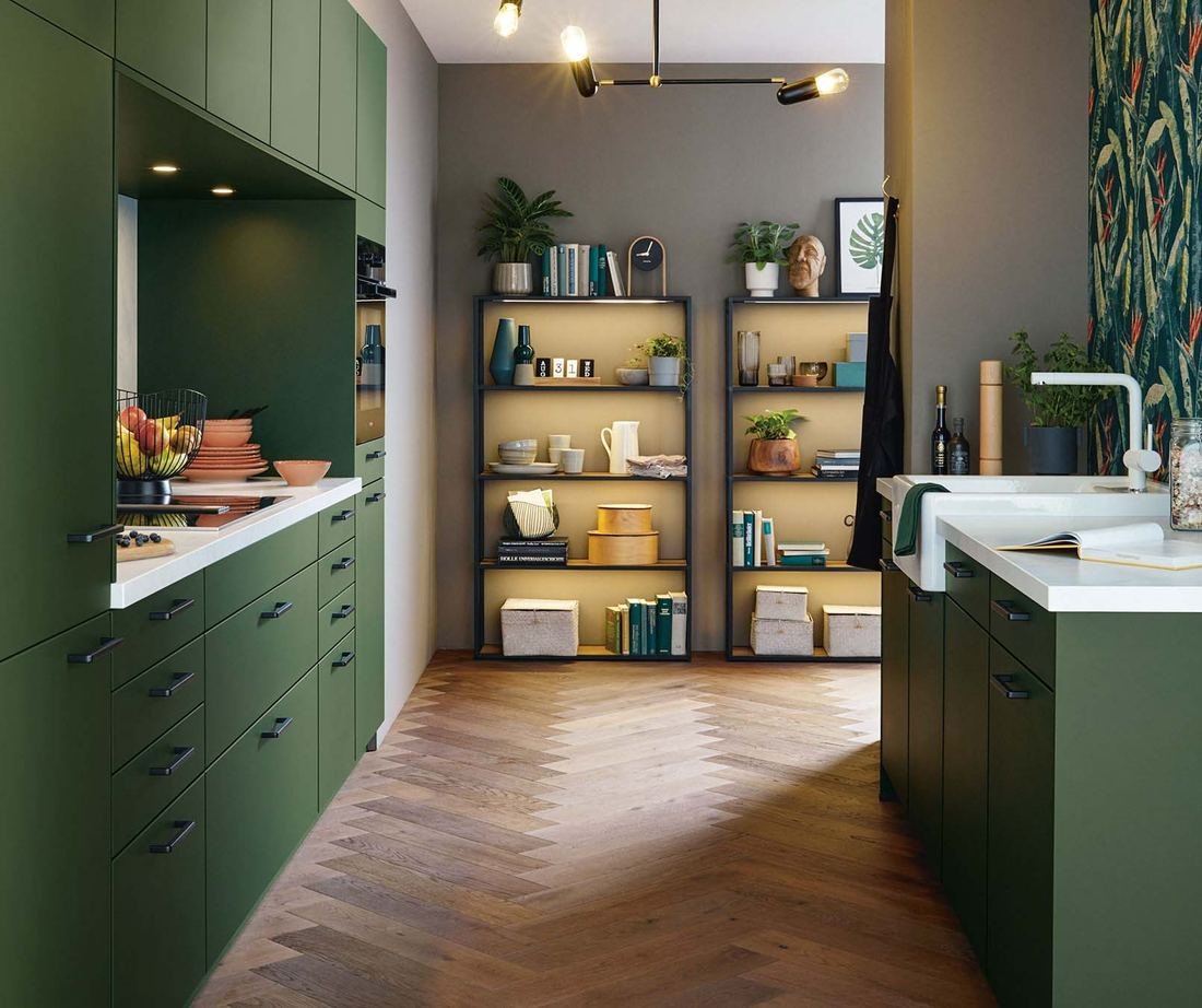 Cuisine SCHÜLLER Siena vert forêt, colonnes et bibliothèque éclairée